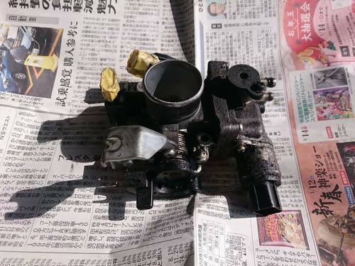 スロットルボデーをごっそり取外し分解清掃します。