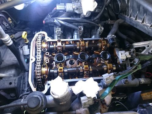 ヘッドカバーを取外しガスケットを交換しています