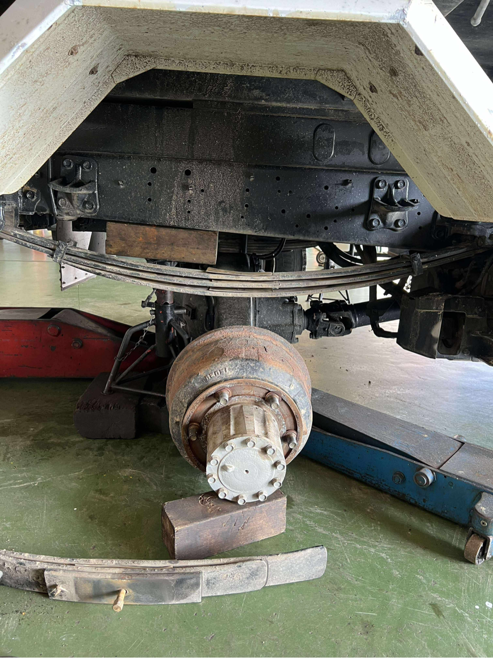 真っ直ぐ走らない？車軸のズレ（センターボルト折れ）を修理しました